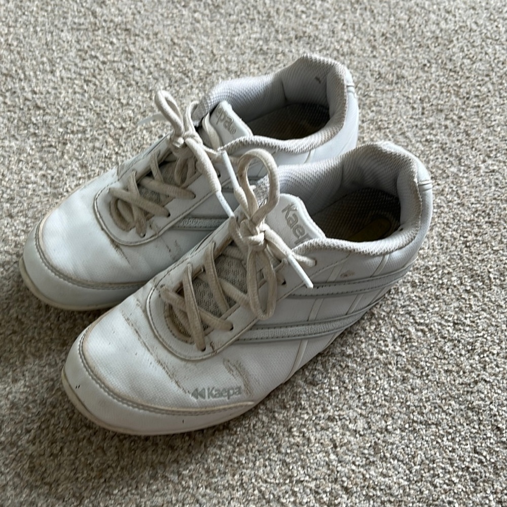 Used Kaepa cheer shoe-size 4.5